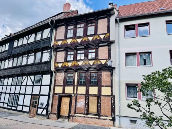 Immobilie in Halberstadt - Denkmalgeschütztes, unsaniertes Mehrfamilienhaus – Freie Entfaltung möglich! - Bild 0