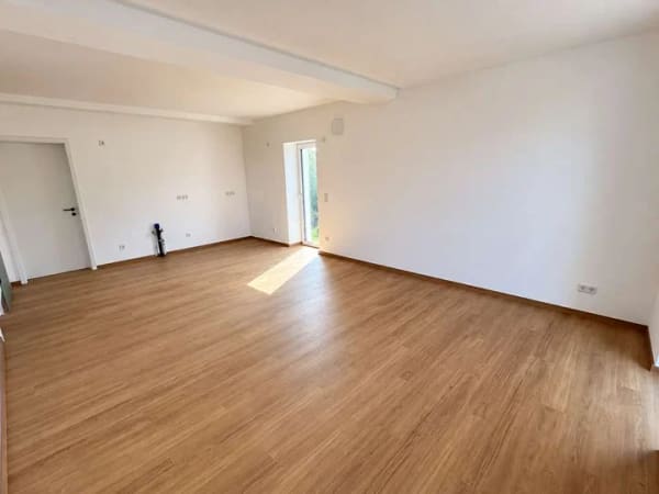Immobilie in Adelsdorf - Kernsanierte 3-Zimmer-Wohnung mit Balkon | ca. 70 m² | A+ | inkl. Stellplatz | provisionsfrei - Bild 2