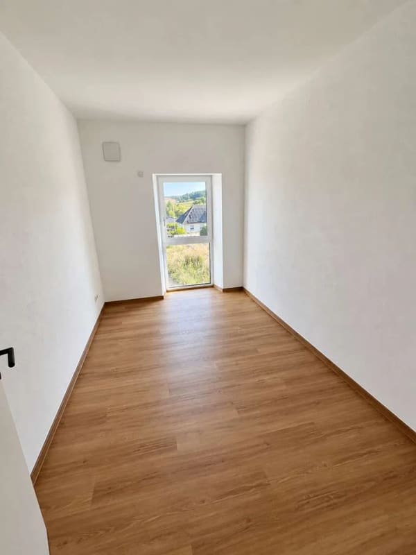Immobilie in Adelsdorf - Kernsanierte 3-Zimmer-Wohnung mit Balkon | ca. 70 m² | A+ | inkl. Stellplatz | provisionsfrei - Bild 3