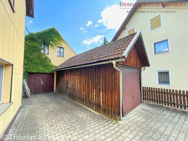 Immobilie in Nittenau - Wohnhaus mit viel Entfaltungsspielraum, PV und großer Garage/Werkstatt in zentraler Lage v. Nittenau - Bild 1