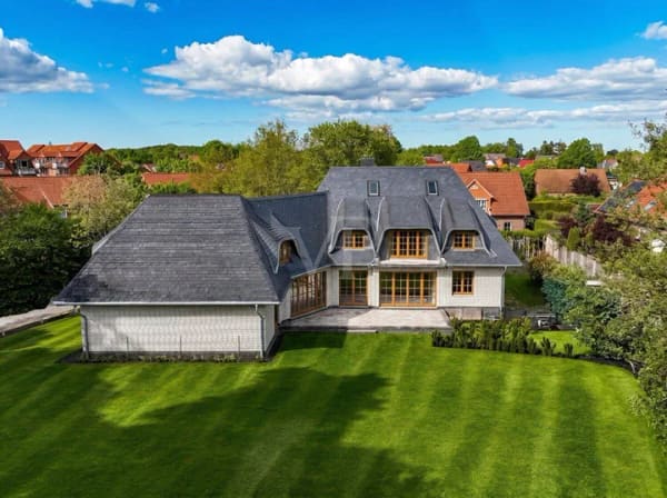 Immobilie in Ratzeburg - Exklusive Landhausvilla im Rohbauzustand! Die Hausansicht wurde mittels KI generiert. - Bild 1