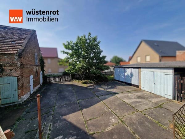 Immobilie in Hohenmölsen - Hohenmölsen- Ein Grundstück, zwei Häuser, fünf Garagen- ein Projekt für Macher - Bild 1