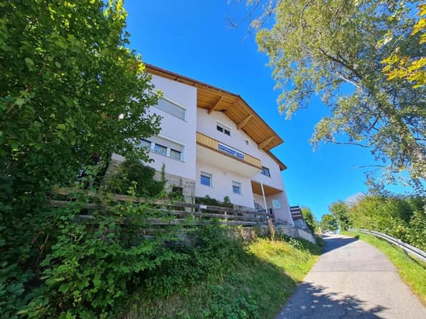 Immobilie in Spiegelau - Kapitalanlage mit ca. 9% Bruttorendite!
2 Häuser, 3 Garagen, Zahnarztpraxis, PV-Anlage mit Speicher - Bild 0