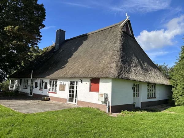 Immobilie in Nortorf - Sanierte Reetdachkate mit ELW auf ca. 1.839 m² Grundstück in Alleinlage - Provisionsfrei - Bild 0