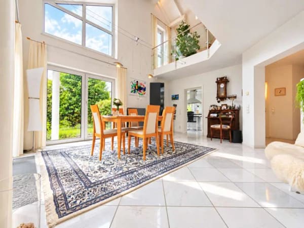 Immobilie in Mundelsheim - Architektur, Licht und Privatsphäre – großzügiges Wohnen mit Einliegerwohnung in Mundelsheim - Bild 1