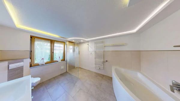 Immobilie in Sömmerda - Doppelhaushälfte mit zwei Wohnbereichen,  Sauna und Familiengarten - Bild 0