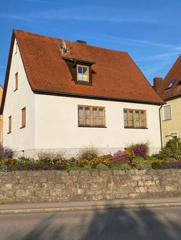 Immobilie in Dürrwangen - Gepflegtes Raumwunder inmitten idyllischer Natur! EFH mit Traumgarten & ausgebautem Dach nahe DKB! - Bild 2