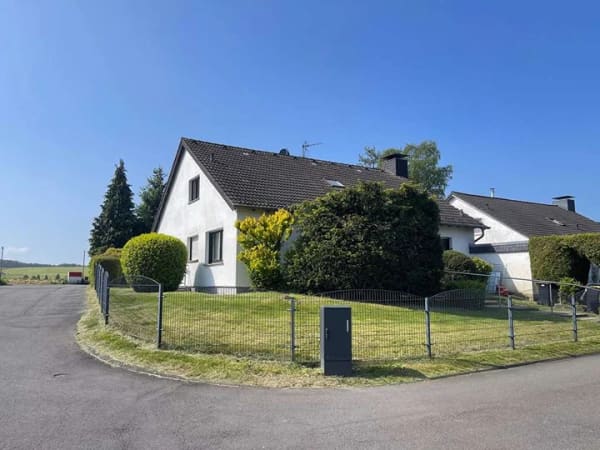 Immobilie in Lindlar - Freistehendes Einfamilienhaus in Lindlar Viel Platz, drei modernisierte Sanitärräume und ein großzüg - Bild 0