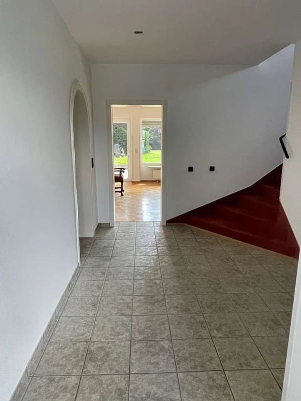 Immobilie in Lindlar - Freistehendes Einfamilienhaus in Lindlar Viel Platz, drei modernisierte Sanitärräume und ein großzüg - Bild 2