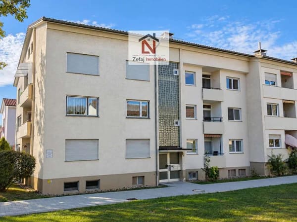 Immobilie in Sindelfingen - 4-Zimmer-Wohnung mit großen Bühnen- und Kellerräumen und Einzelgarage in Sindelfingen-Eichholz - Bild 0