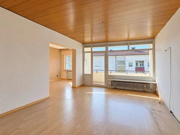 Immobilie in Sindelfingen - 4-Zimmer-Wohnung mit großen Bühnen- und Kellerräumen und Einzelgarage in Sindelfingen-Eichholz - Bild 1