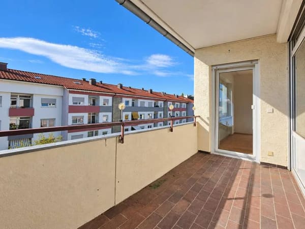 Immobilie in Sindelfingen - 4-Zimmer-Wohnung mit großen Bühnen- und Kellerräumen und Einzelgarage in Sindelfingen-Eichholz - Bild 3