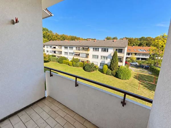 Immobilie in Sindelfingen - 4-Zimmer-Wohnung mit großen Bühnen- und Kellerräumen und Einzelgarage in Sindelfingen-Eichholz - Bild 4