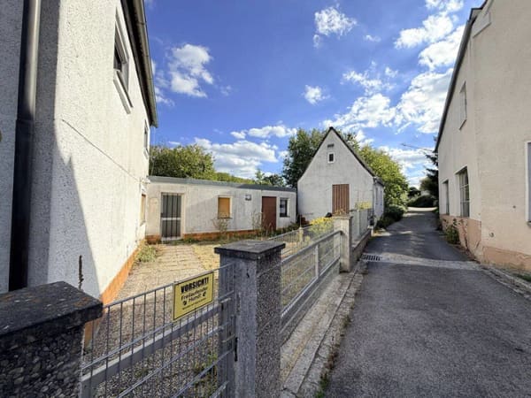 Immobilie in Abenberg - EINFAMILIENHAUS MIT POTENZIAL | VIEL RAUM FÜR EIGENE IDEEN - Bild 2