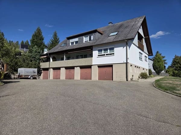 Immobilie in Niedereschach - Viel Platz, viele Möglichkeiten: Mehrfamilienhaus mit großem Grundstück! - Bild 1