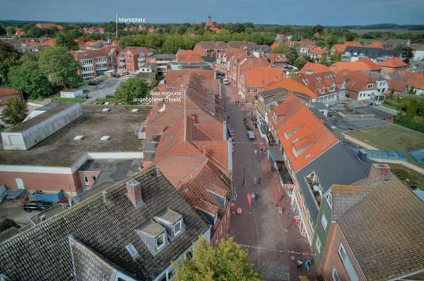 Immobilie in Oldenburg in Holstein - Innenstadt vor der Tür und Ruhe zu Hause: 3-Zi.-Wohnung mit Südbalkon - Bild 1