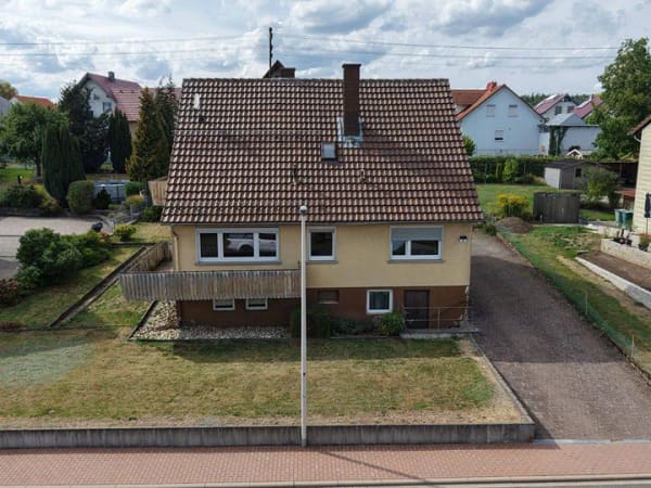 Immobilie in Schollbrunn - Ankommen. Wohlfühlen. Bleiben. - Einfamilienhaus mit viel Platz, Garten und Garage in Schollbrunn - Bild 1