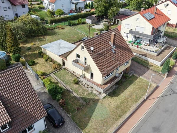 Immobilie in Schollbrunn - Ankommen. Wohlfühlen. Bleiben. - Einfamilienhaus mit viel Platz, Garten und Garage in Schollbrunn - Bild 2