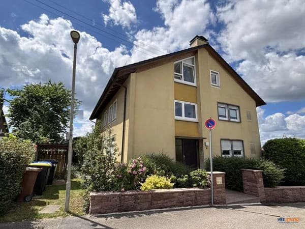 Immobilie in Winnenden - Gepflegtes Dreifamilienhaus in guter Wohnlage von Winnenden zur Kapitalanlage - Bild 0
