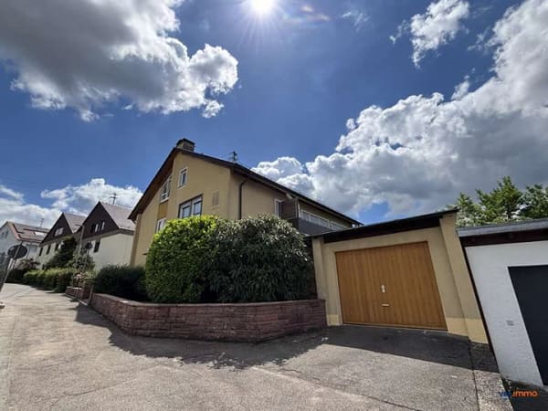 Immobilie in Winnenden - Gepflegtes Dreifamilienhaus in guter Wohnlage von Winnenden zur Kapitalanlage - Bild 1