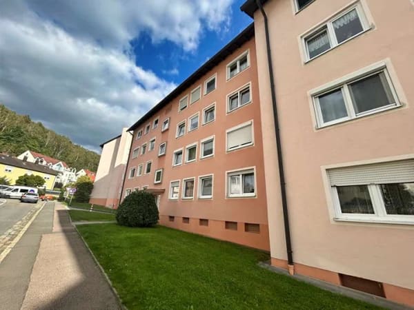 Immobilie in Schwandorf - Vermietete Eigentumswohnung mit Balkon in zentraler Lage - Bild 0