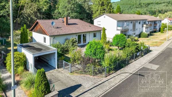 Immobilie in Fischbach bei Dahn - Bungalow am Waldrand von Fischbach – Terrasse, Balkon, Garage und Blick ins Grüne - Bild 1
