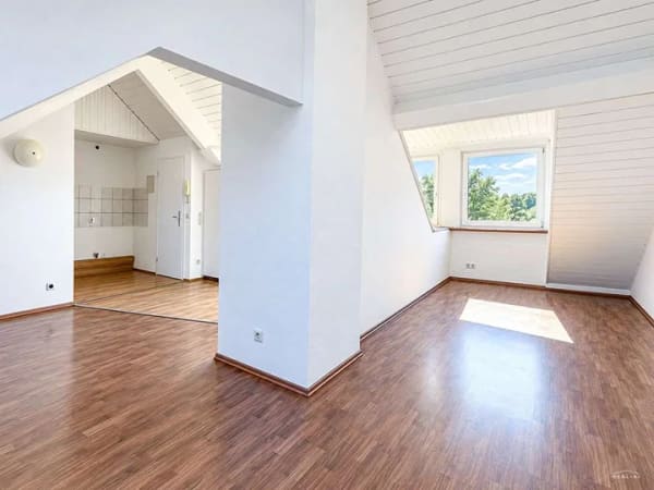 Immobilie in Krefeld - CHARMANTE DACHGESCHOSSWOHNUNG IM DENKMALGESCHÜTZTEM ALTBAU ZU KAUFEN!
 - Bild 0