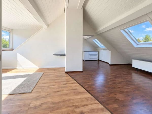 Immobilie in Krefeld - CHARMANTE DACHGESCHOSSWOHNUNG IM DENKMALGESCHÜTZTEM ALTBAU ZU KAUFEN!
 - Bild 1
