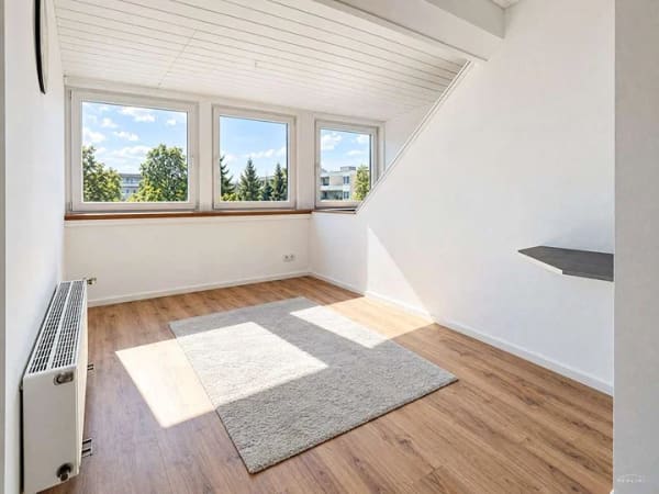 Immobilie in Krefeld - CHARMANTE DACHGESCHOSSWOHNUNG IM DENKMALGESCHÜTZTEM ALTBAU ZU KAUFEN!
 - Bild 2