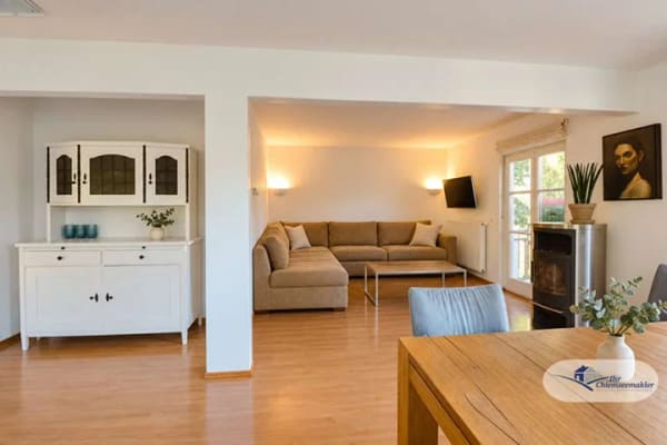 Immobilie in Frasdorf - Wohnen mit Charakter: Gepflegtes Einfamilienhaus mit Rundum-Terrasse, Galerie und Kaminofen - Bild 1