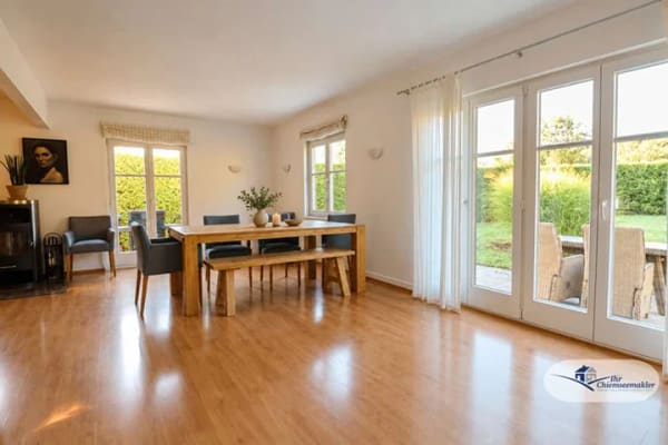 Immobilie in Frasdorf - Wohnen mit Charakter: Gepflegtes Einfamilienhaus mit Rundum-Terrasse, Galerie und Kaminofen - Bild 2