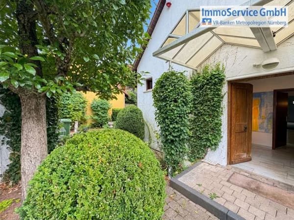 Immobilie in Oberasbach - Gepflegtes Architektenhaus mit Doppelgarage und Garten, ruhig gelegen am Wendehammer - Bild 1