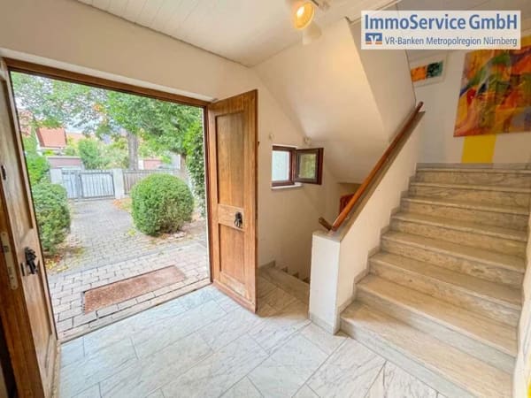 Immobilie in Oberasbach - Gepflegtes Architektenhaus mit Doppelgarage und Garten, ruhig gelegen am Wendehammer - Bild 2