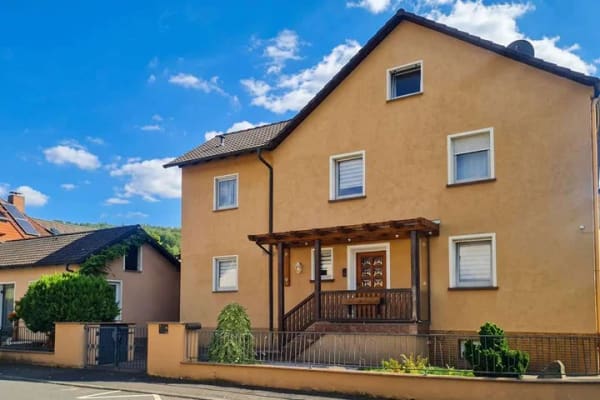Immobilie in Hösbach - Gepflegtes stattliches Zweifamilienhaus mit Nebengebäude und schönem Garten - Bild 0