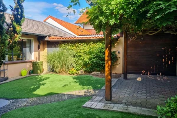 Immobilie in Hösbach - Gepflegtes stattliches Zweifamilienhaus mit Nebengebäude und schönem Garten - Bild 2