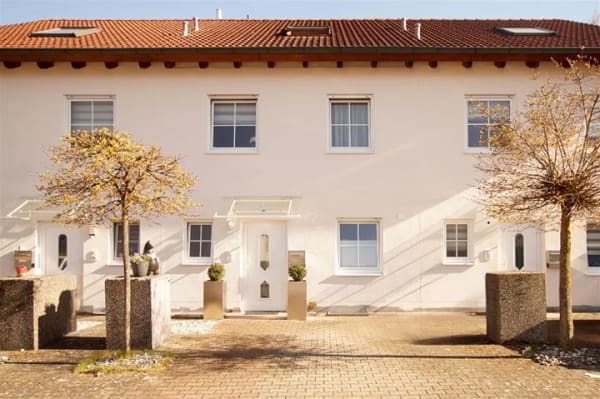 Immobilie in Langweid am Lech - Modernes Reihenmittelhaus mit stilvoller Ausstattung, großem Dachstudio und sonniger Südterrasse - Bild 1