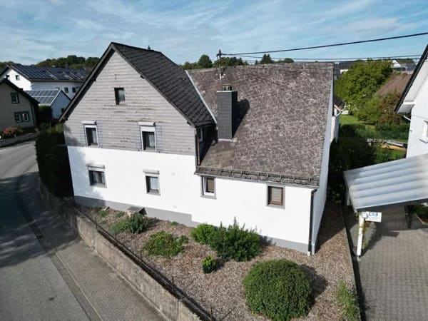 Immobilie in Dernbach - Gepflegtes Einfamilienhaus mit Hof in Dernbach, super Lage - Bild 0