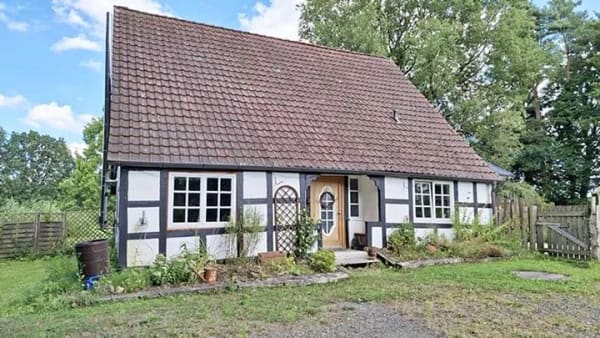 Immobilie in Gnarrenburg - immo-schramm.de: In Alleinlage: modernisiertes Fachwerkhaus auf gr. Grundstück - Bild 1