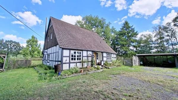 Immobilie in Gnarrenburg - immo-schramm.de: In Alleinlage: modernisiertes Fachwerkhaus auf gr. Grundstück - Bild 2