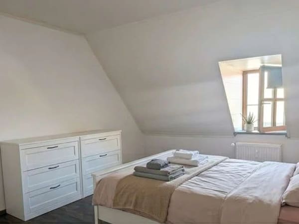 Immobilie in Vohburg an der Donau - Charmante Dachgeschosswohnung mit 116 m², Balkon und Blick über die Vohburger Altstadt - Bild 2