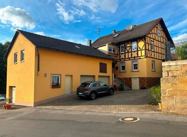 Immobilie in Pfarrweisach - Gepflegt wohnen mit pflegeleichtem Grundstück und viel Platz für die große Familie bzw. 2-Generationen! - Bild 1