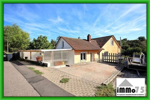 Immobilie in Knittlingen - Wohnen, wo der Wein wächst: Haus mit überdachter Terrasse direkt an den Weinbergen - Bild 0