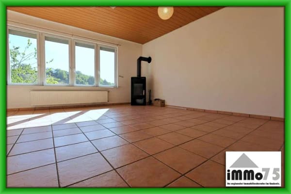 Immobilie in Knittlingen - Wohnen, wo der Wein wächst: Haus mit überdachter Terrasse direkt an den Weinbergen - Bild 2