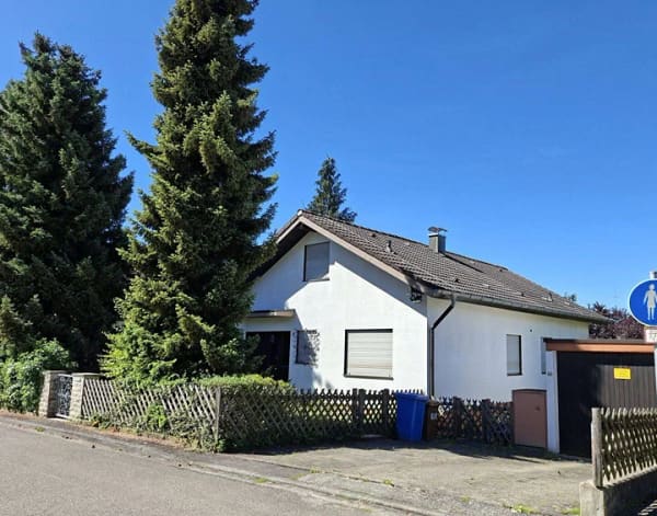 Immobilie in Syrgenstein - Wohnen mit Stil und Komfort – großzügiger Winkelbungalow in ruhiger Wohnlage - Bild 1