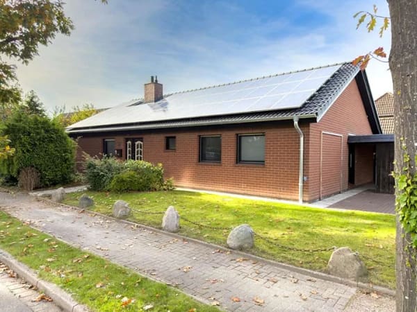 Immobilie in Kronprinzenkoog - Gepflegter Bungalow in Marne mit neuem Dach, uneinsehbarem Garten, Kamin und PV Anlage - Bild 0