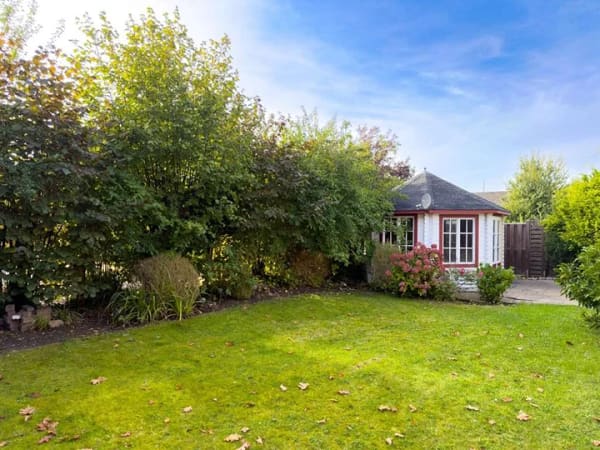 Immobilie in Kronprinzenkoog - Gepflegter Bungalow in Marne mit neuem Dach, uneinsehbarem Garten, Kamin und PV Anlage - Bild 1