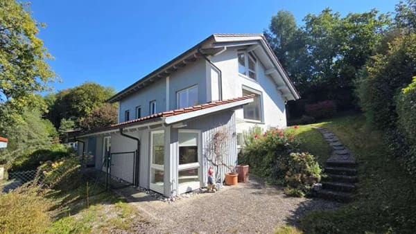 Immobilie in Grabenstätt - Attraktives Einfamilienhaus mit 2 separaten Einliegerwohnungen in ruhiger Lage von Grabenstätt - Bild 0