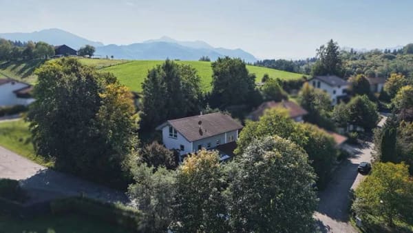Immobilie in Grabenstätt - Attraktives Einfamilienhaus mit 2 separaten Einliegerwohnungen in ruhiger Lage von Grabenstätt - Bild 2