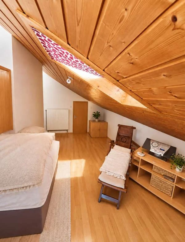 Immobilie in Bad Endorf - Sonnige 1-Zimmer-DG-Wohnung mit Südbalkon, Panoramablick & TG-Stellplatz - Bild 1