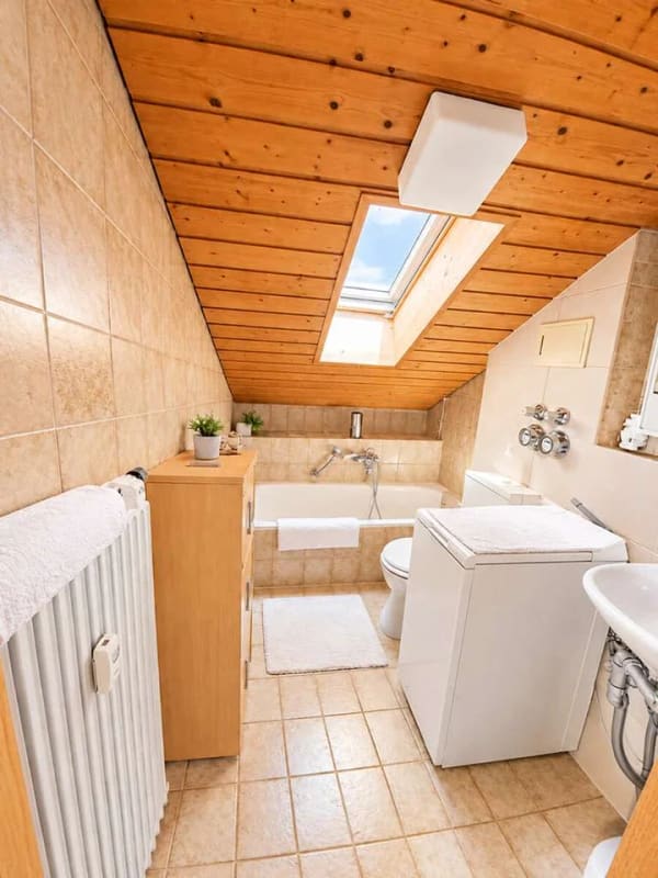 Immobilie in Bad Endorf - Sonnige 1-Zimmer-DG-Wohnung mit Südbalkon, Panoramablick & TG-Stellplatz - Bild 3